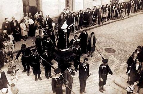 <span lang= es-es >El pasado</span>. Imágenes cedidas por la Asociación pola Defensa do Patrimonio; arriba, la fiesta en el año 1938; abajo, una procesión.