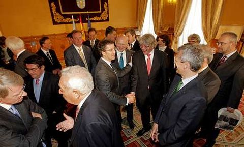 Feijoo recibió en Raxoi a una veintena de embajadores en España de países de la UE.