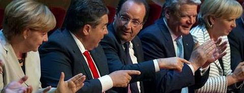 Merkel, el presidente del SPD, Sigmar Gabriel, y Hollande, en el acto de aniversario.