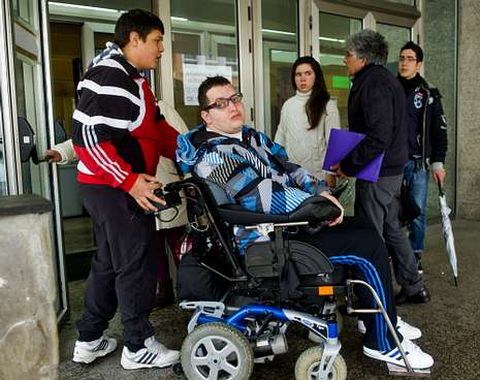 David Bouza precisa una silla de ruedas especial y la ayuda de terceros para su vida diaria.