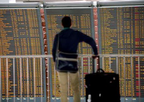 <span lang= es-es >Cancelada la conexión Vigo-París</span>. La huelga de tres días que iniciaron ayer los controladores aéreos franceses tocó de lleno a la ruta que une la capital gala con Peinador. La primera conexión del día que opera Air France se suspendió. En la imagen, un pasajero revisa un panel en el Charles de Gaulle.