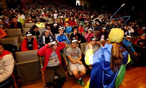 Alumnado de cinco colegios compostelanos, ayer en el Palacio de Congresos.