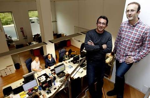 Santiago Domínguez y Carlos Cobas en la oficina que MestreLab tiene en Santa Marta.