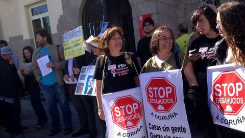 Stop Desahucios en la Delegación del Gobierno entregando alegaciones por el caso Aurelia Rey