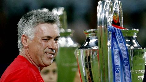 Ancelotti, con la Copa de Europa que ganó con el Milan
