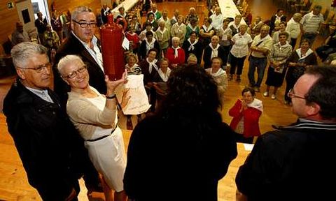 Los regueifeiros Josiño da Teixeira y Suso de Xornes animaron la fiesta organizada por la empresa Senes, de la que es responsable María Vázquez Lavandeira.