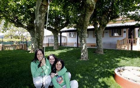 Laura, Irupé y Lorena crearon la cooperativa Luscofusco en la antigua unitaria de Oza.