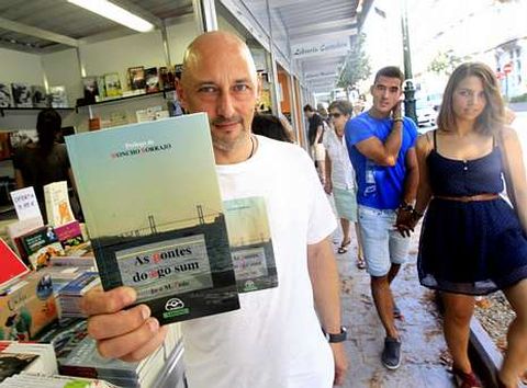 <span lang= es-es >La última sesión de firmas</span>. José Manuel Ledo, autor de la novela As Pontes do Ego Sum, cerró el programa de firmas en la feria. Su libro, editado por Ir Indo, empieza a situarse en las listas de ventas en lengua gallega y ya va por su segunda edición en menos de seis meses.