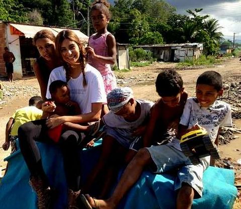 Stéphannie, con un grupo de niños, en el vertedero al que acude a diario