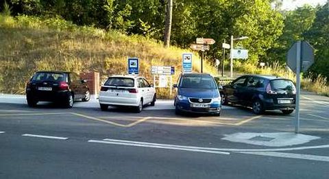 Hubo quejas de autocaravanistas por tener ocupado el espacio reservado a sus vehículos por coches.