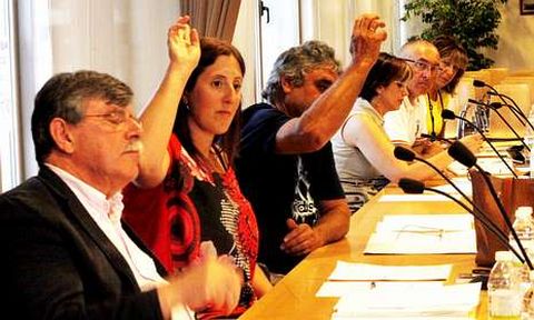El BNG votando en contra de una moción del PP contra el terrorismo, ante Begoña Díaz (de amarillo).
