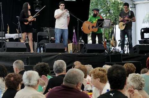<span lang= es-es >Música tradicional</span>. Pandereteiras de Monforte ayer en las fiestas de A Penela.