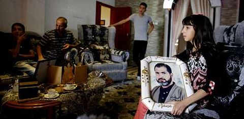 La familia de Jamil Nabi Annatsheh, encarcelado en 1992 por el asesinato de un israelí, esperan su liberación en Hebrón.