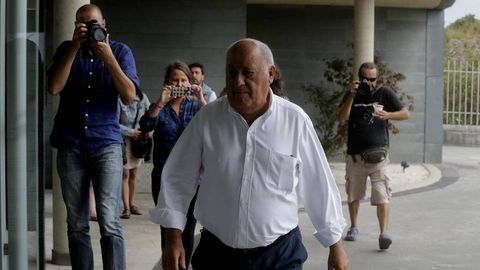 Amancio Ortega llega al tanatorio Servisa