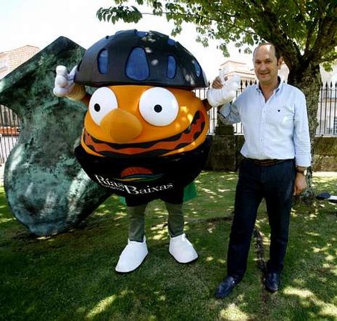 Rafael Louzán e a mascota da Volta, nun dos xardíns do Padroado de Turismo Rías Baixas.