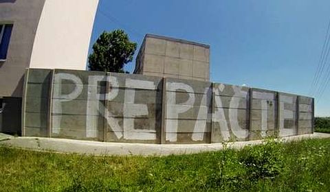 Imagen del muro de Zapad con una pintada que dice «perdón».