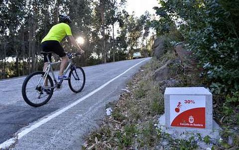 Un aficionado, ayer en la subida a O Ézaro, donde se recuerdan los tiempos de Purito.