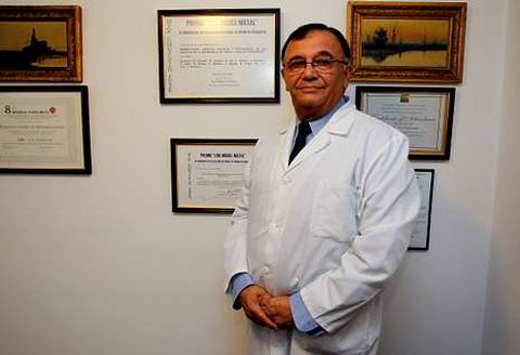 El doctor Ghanimé, en su consulta privada en Zalaeta, donde sigue ejerciendo.