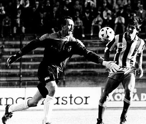 Miguel Bastón, padre de Borja, despeja frente al deportivista Raudnei en un partido de 1988.