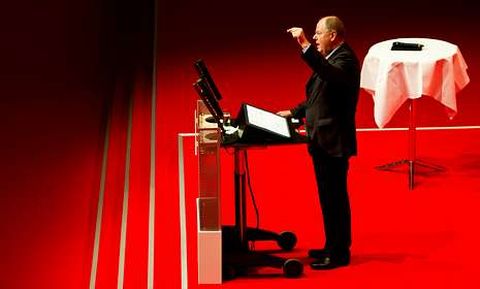 El socialdemócrata Steinbrück, ayer en un congreso sindical, dice que no gobernará con la Izquierda.
