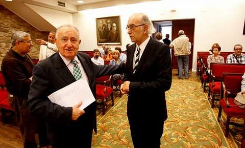 Xesús Alonso Montero saúda a Ramón Lorenzo no salón de actos da Academia Galega.