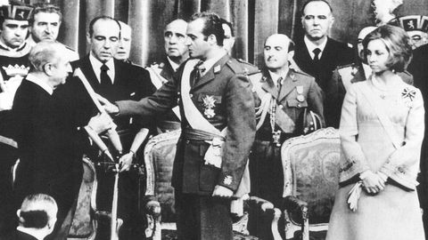 El 22 de noviembre de 1975, dos días después del fallecimiento del dictador, Juan Carlos juró los principios del movimiento, momentos antes de ser proclamado rey de España. Junto a él, la Reina doña Sofía.