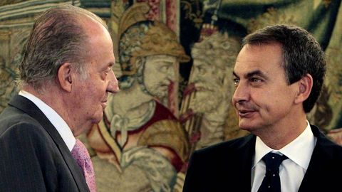 El rey siempre ha mantenido buenas relaciones con los diferentes presidentes que han pasado por el Gobierno español. En la imagen, junto a José Luis Rodríguez Zapatero, durante un encuentro en Zarzuela.