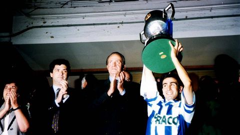 Entrega de la Copa del Rey a José Ramón, capitán del Deportivo. Año 1995.