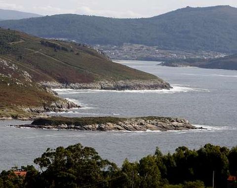 La Illa da Estrela está junto a la playa de A Ermida, en la ría de Corme.