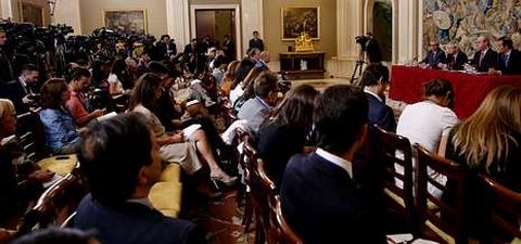 <span lang= es-es >Una comparecencia sin precedentes</span>. La fuerza que habían cogido los rumores sobre una supuesta abdicación de don Juan Carlos obligó a la Casa del Rey a convocar precipitadamente a los medios, algo que no había ocurrido antes en la Zarzuela.