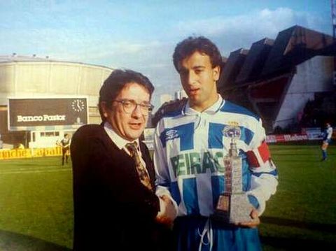 Manolo Sanjurjo entrega a Fran un premio en el año 1992.