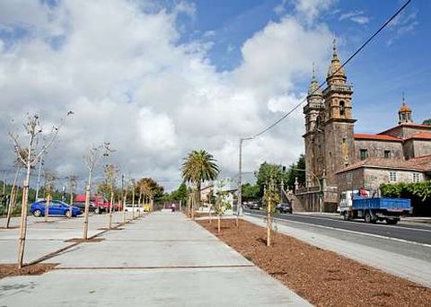 La plaza de A Escravitude quedó irreconocible con la plantación de árboles y otras mejoras.