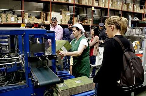 Un grupo de personas durante una visita guiada a la fábrica Luis Escurís Batalla, en Pobra do Caramiñal
