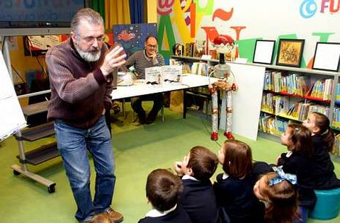 Miguel Vázquez Freire (de pé) e Xosé Tomás, nun acto literario para público infantil.