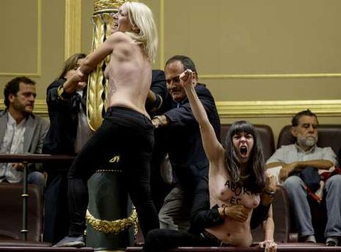 <span lang= es-es >Una ucraniana, una francesa y una española, y todas en libertad ya</span>. La ucraniana Inna Shevchenko se agarró a una columna y la francesa Pauline Hillier a la barandilla mientras gritaban sin parar «Aborto es sagrado»; para entonces, la española Lara Alcázar ya había sido desalojada. Esta fue puesta en libertad enseguida y las dos extranjeras a las ocho de la tarde tras declarar ante el juez.