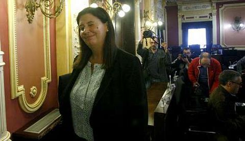 La concejala Marga Martín, apoyada por el alcalde, defendió ayer la gestión del servicio.