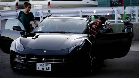Alonso y su novia, en un Ferrari