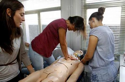 Salas de simulación para entrenar a alumnado y profesionales en Enfermería de la USC.