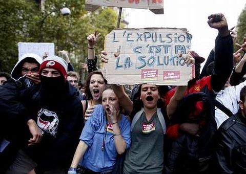 Los estudiantes lanzaron proclamas contra Valls.