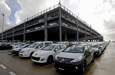 Vehículos fabricados por PSA en Vigo, en la terminal portuaria con destino al mercado.