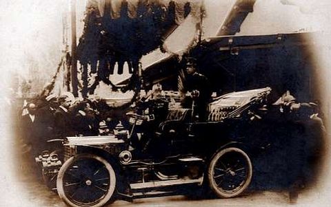 <span lang= es-es >El rey en la estación</span>. El rey Alfonso XIII, en una de sus visitas a Vilagarcía, se dejó fotografiar en la antigua estación de Carril.