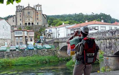 Un peregrino a su llegada al Paseo del Espolón en Padrón, en una imagen de archivo.