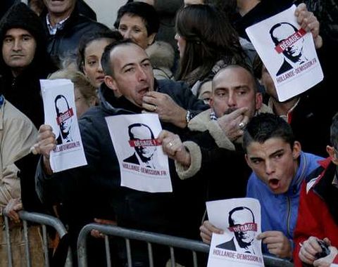 Hollande también escuchó ayer silbidos de desaprobación en la ciudad de Oyonnax.