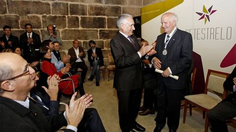 Fernández-Albalat recibió la medalla de plata de manos del presidente de Setestrelo, Francisco Nóvoa