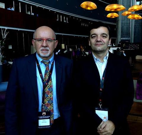 Los neurólogos Manuel Arias y Ángel Sesar, ayer en Barcelona.
