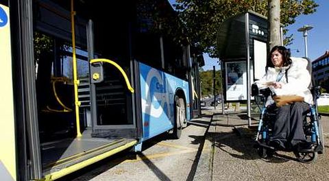 Anxela, en la parada de Fontiñas, en la que tiene que esperar muchas veces a que pasen tres autobuses para poder subir.