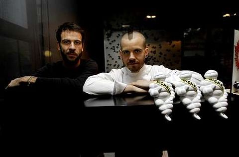 Pablo Sobrino, a la izquierda, con el chef David Muñoz en el restaurante DiverXo.