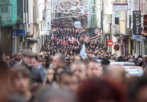 La muchedumbre abarrotó la ferrolana calle del Sol, por donde pasó la manifestación en defensa del sector naval.