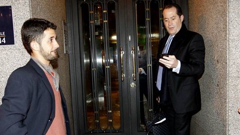 a.El presidente de Banesco entrando con su hijo a la sede del grupo en Madrid