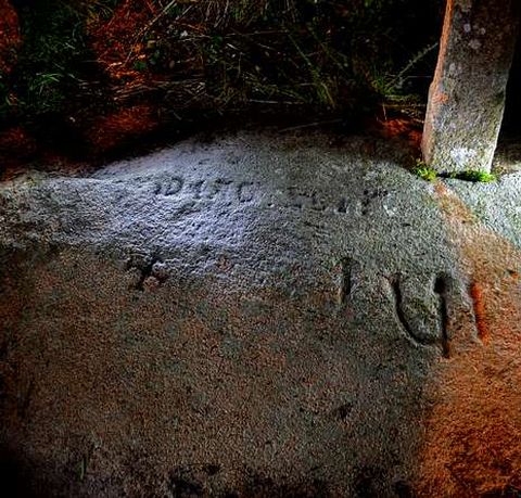 La piedra y uno de sus detalles.